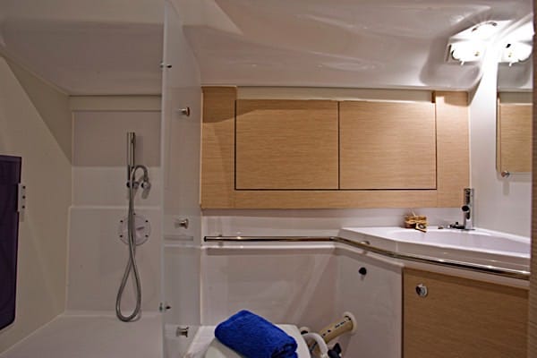 Dusch och badrum p� segelb�ten Elan 45